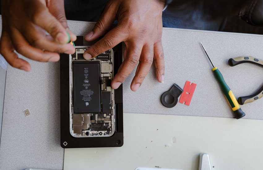  Apple Lifts Some Restrictions on iPhone Repairs